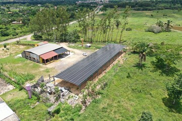 Vista aérea com drone de usina de energia solar em fazenda no Brasil © Willian