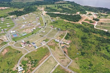 Vista a&eacute;rea feita com drone de loteamento habitacional com rio ao fundo no Brasil