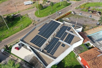 Vista aérea feita com drone de usina de energia solar no Brasil