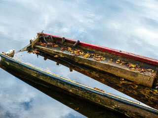 reflet sur l'eau au milieu d'une barque
