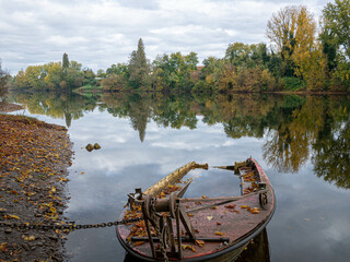 paysage d'automne au bord de l'eau