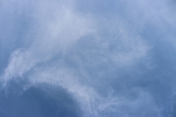ciel bleu clair et nuage bleu foncé