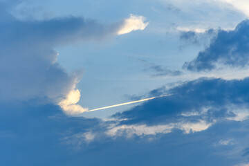 遠くに見える真夏の夕焼け雲