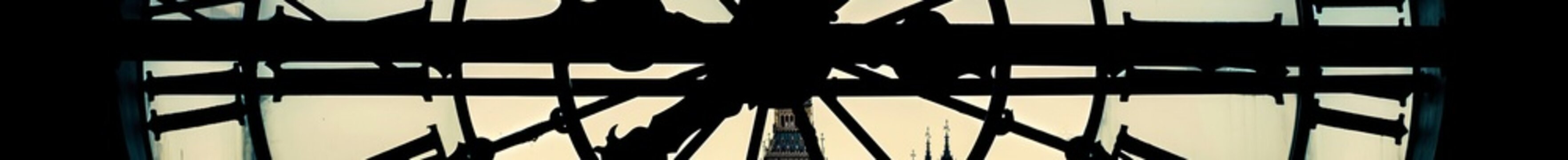 Banner de Halloween con una imagen de relojes antiguos entrelazados con sombras, creando una atm&oacute;sfera de suspenso y misterio.