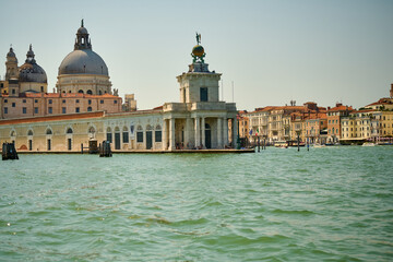 Naklejka premium Venice and its buildings,canals,gondolas,and sculptures,birds