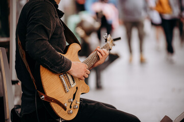 uliczny grajek na gitarze © rozentuzjazmowany