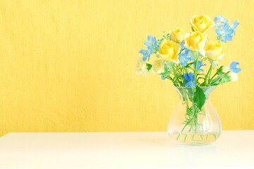 黄色い壁紙と花の花瓶