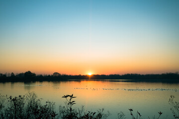 Obraz premium Tranquil Sunset Over a Calm Lake