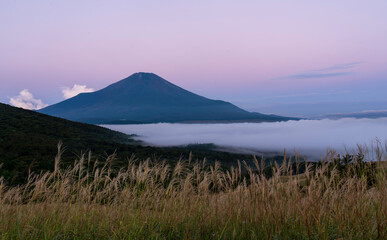 山中湖の雲海と赤富士