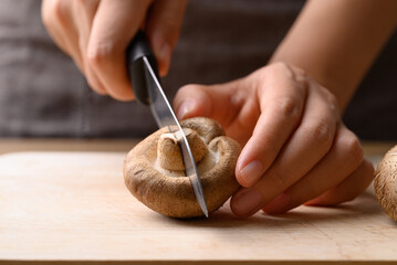 Obraz premium Fresh shiitake mushroom prepare for cooking, edible mushroom and food ingredient in Asian cuisine