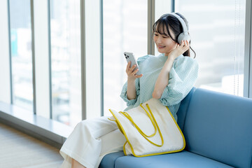 音楽を聴く若い女性　撮影協力：学校法人電波学園　東京電子専門学校
