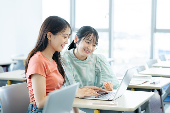 教室で授業を受ける女子大学生　撮影協力：学校法人電波学園　東京電子専門学校