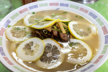 日本の岡山県のとても美味しいレモンラーメン