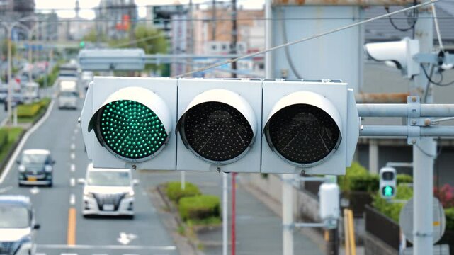 青色の信号機と市街地の道路, 日本
