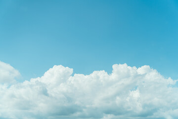 青空の下にある雲