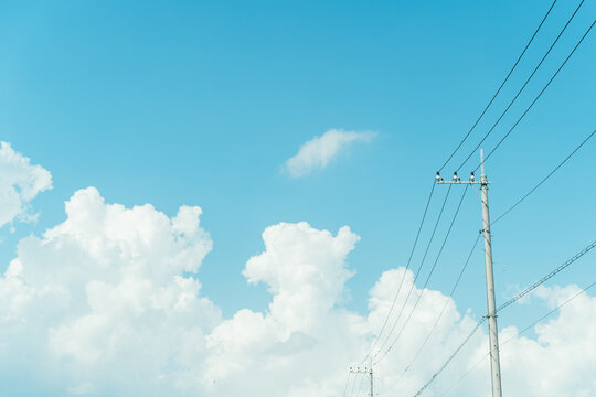 夏の青空と白い雲と電線