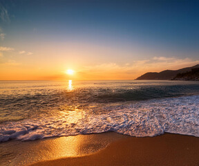 Costa ligure all'alba senza persone