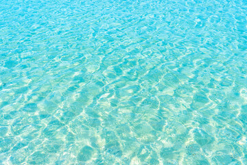 透明な海の水面