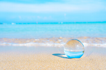 海岸に置かれたガラス玉　環境保護イメージ　サステナブル　エコロジー