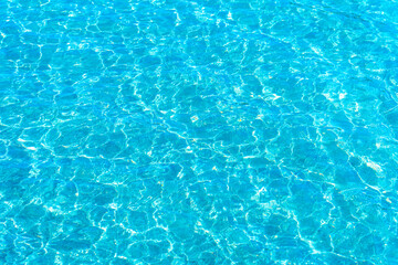 透明な海の水面