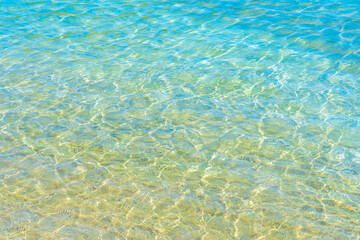 透明な海の水面