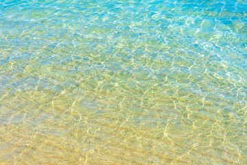 透明な海の水面
