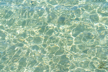 透明な海の水面