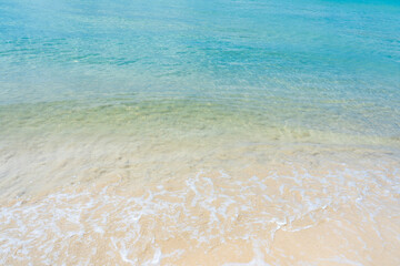 透明な海の水面