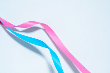 青色とピンク色のリボン