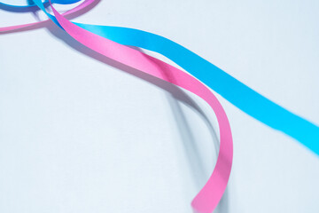青色とピンク色のリボン