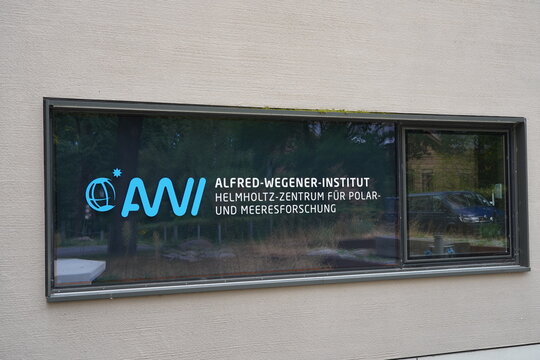Zeichen des Alfred-Wegener-Instituts im Wissenschaftspark Albert Einstein in Potsdam am 15.09.2024