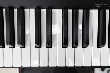 Naklejka premium Closeup of black and white piano keyboard