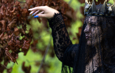 Crowned woman on Halloween night: a gaze through the veil, mysterious queen
