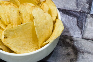 ザクザク食感がたまらない！ポテトチップス（potato chips）