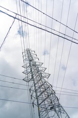 入り組んだ送電線と鉄塔
