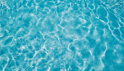 Obraz premium texture de la surface des reflets de l'eau d'une piscine bleu vert