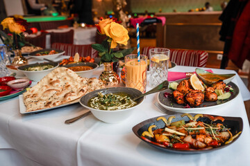 Indisches feines Spinat Essen im fine dining Restaurant schön bunt auf dem Tisch
