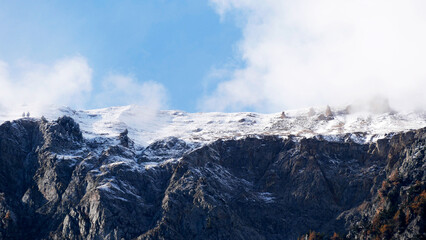 Montagne au sommet enneigé
