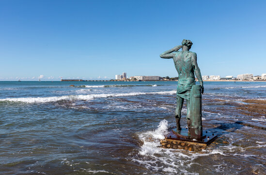 Les Sables d'Olonne, Vend&eacute;e / France - 16 Septembre 2024 : Statue d'Ulysse install&eacute;e le 2 Juillet 2024 dans la baie des Sables d'Olonne