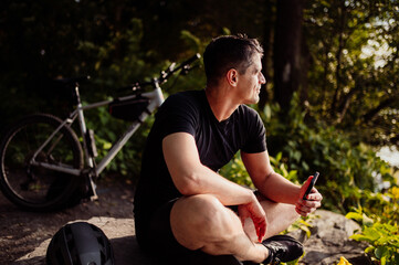 Junger mann beim Fahrradfahren in der Natur