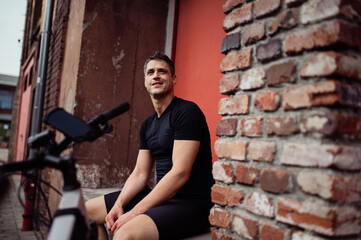 Junger mann beim Fahrradfahren in der Natur