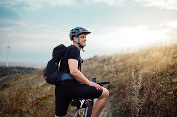 Junger mann beim Fahrradfahren in der Natur