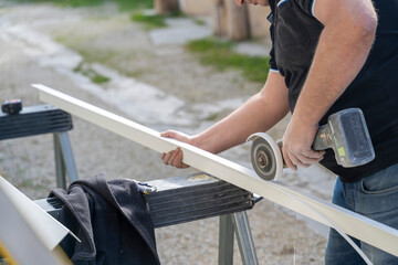 Obraz premium découpe d'un cadre de porte en PVC avec une scie circulaire