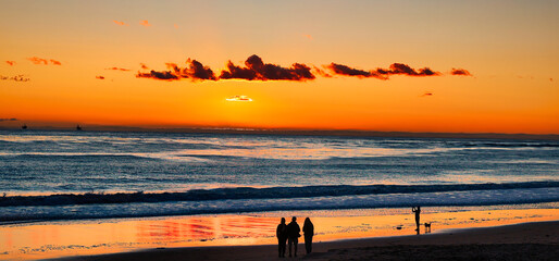 Fototapeta premium sunset on the beach in Carpinteria, California