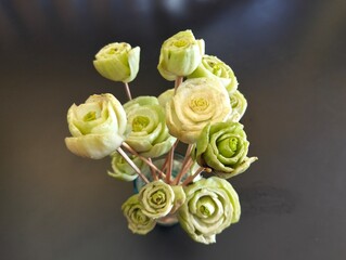 The creation of roses from the base of the bok choy vegetable stem, arranged into a beautiful arrangement of roses, and several flowers that are lying down, arranged into a beautiful flower.