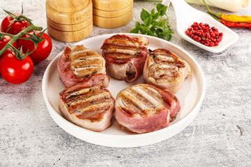 Grilled pork tenderloin with bacon