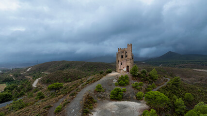 El Castillo de la Mota en Alhaurín el Grande en un día oscuro de lluvia	
