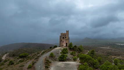 El Castillo de la Mota en Alhaur&iacute;n el Grande en un d&iacute;a oscuro de lluvia	