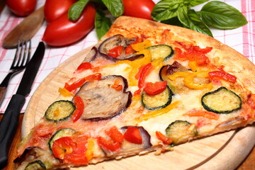 Tasty slice of pizza stuffed with mixed vegetables.