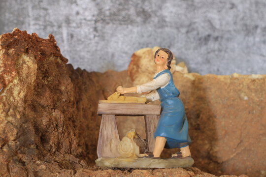 navidad mujer amasando figura artesanal artesania